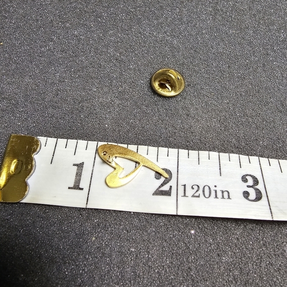 Small gold tone heart lapel pin brooch 1 inch long - Picture 3 of 5